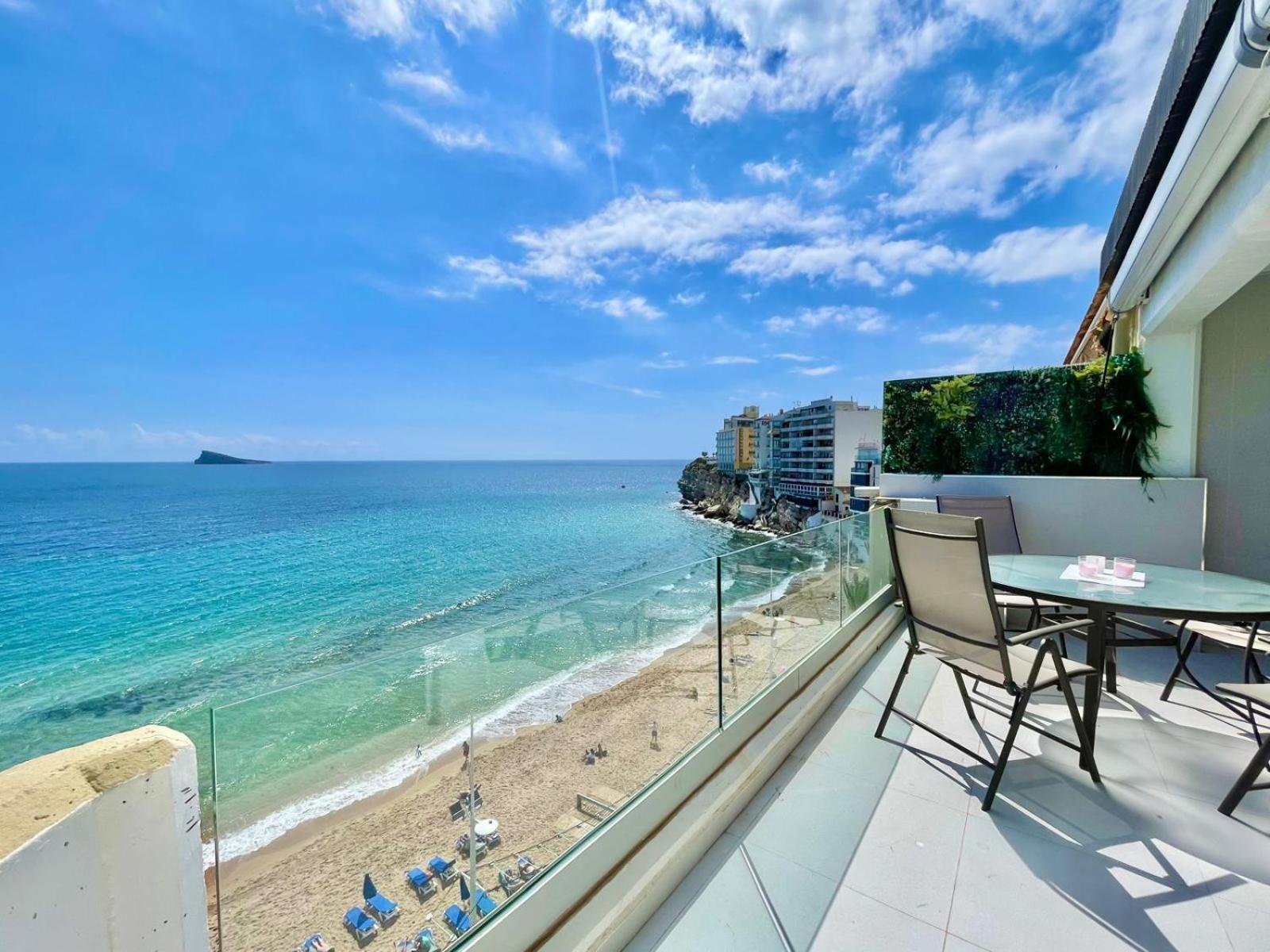 Emalco Seafront Modern Apartment